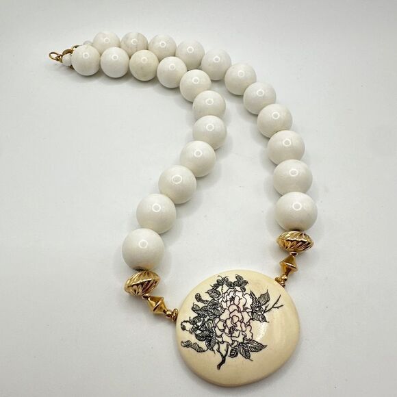 17" Ceramic beaded and Scrimshaw-style pendant vintage necklace! - Picture 6 of 16